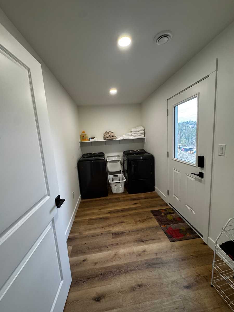 Bright Bachelor Suite by Dog Park, Lake & Trails