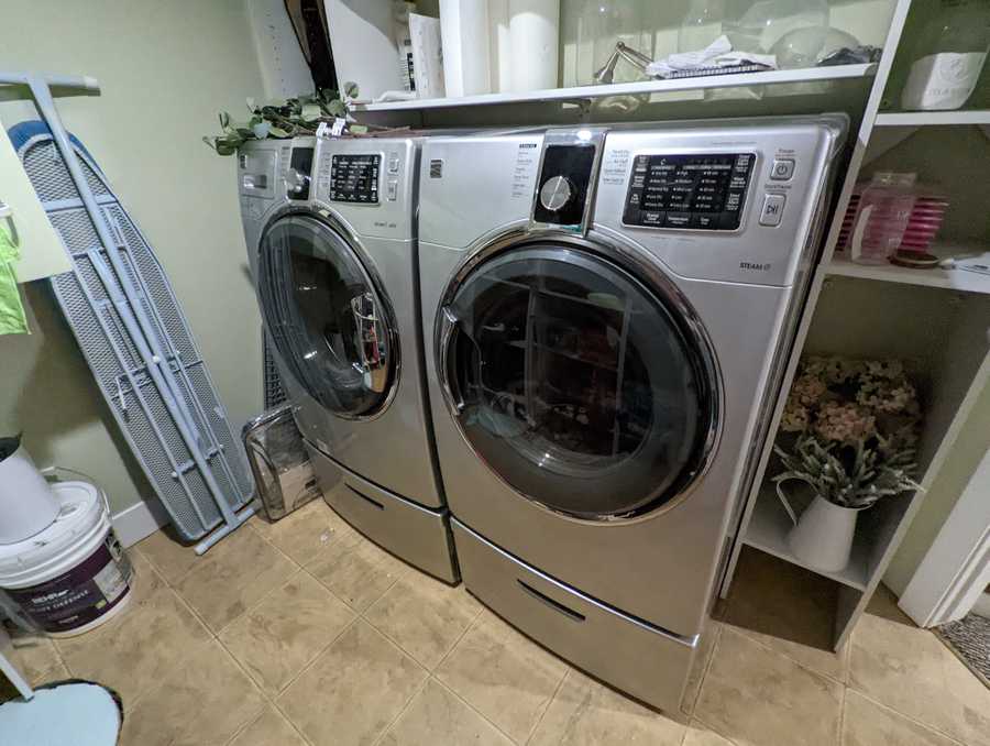 Free cozy bedroom close to downtown, easily accessible by public transport.