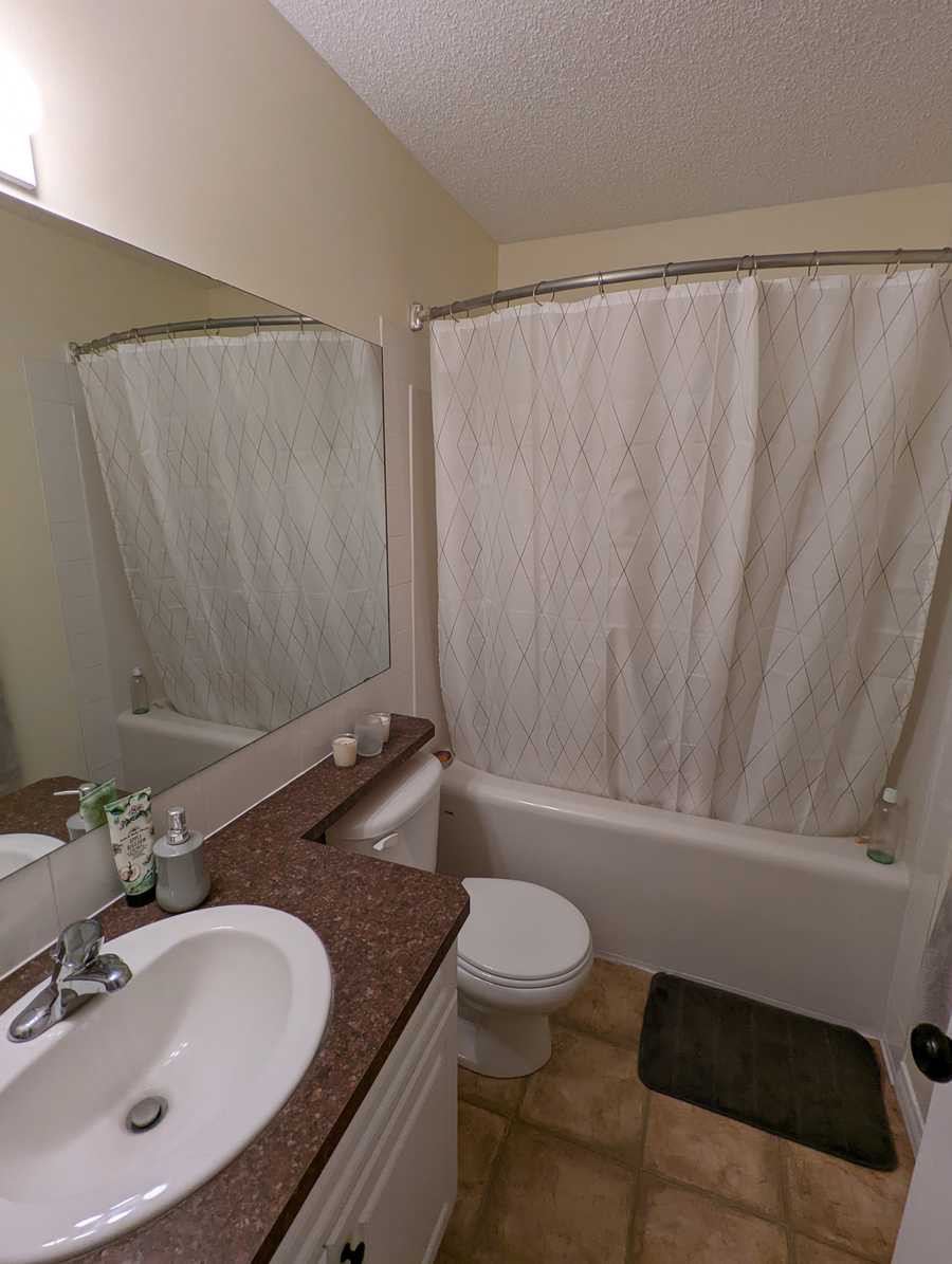 Free cozy bedroom close to downtown, easily accessible by public transport.