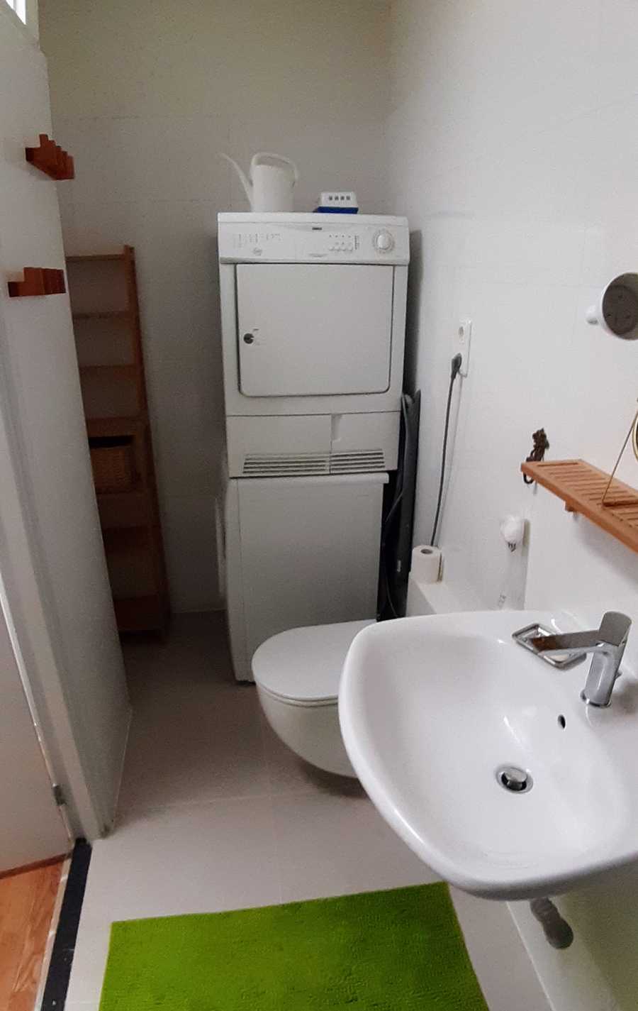 Lovely furnished city room in quiet & clean duplex in very vegan friendly town