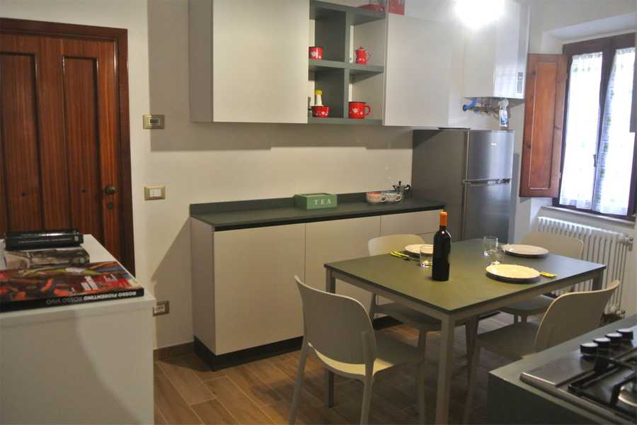 CASA LECCI, intimate apartment for couples few steps from Roman Theatre