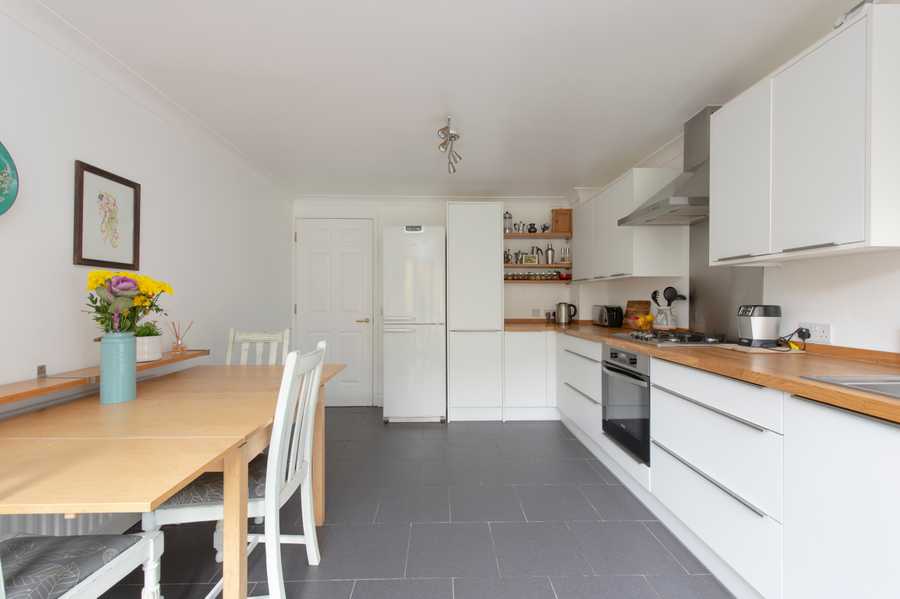 Arty 1 bedroom townhouse with garden