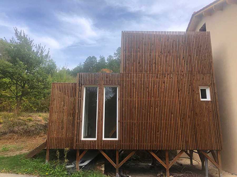 Tiny house, two rooms including kitchen. Suitable for two, single bed available 