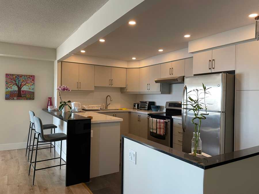 Spacious with a lot of natural light; easy access to public transit (Line 5).