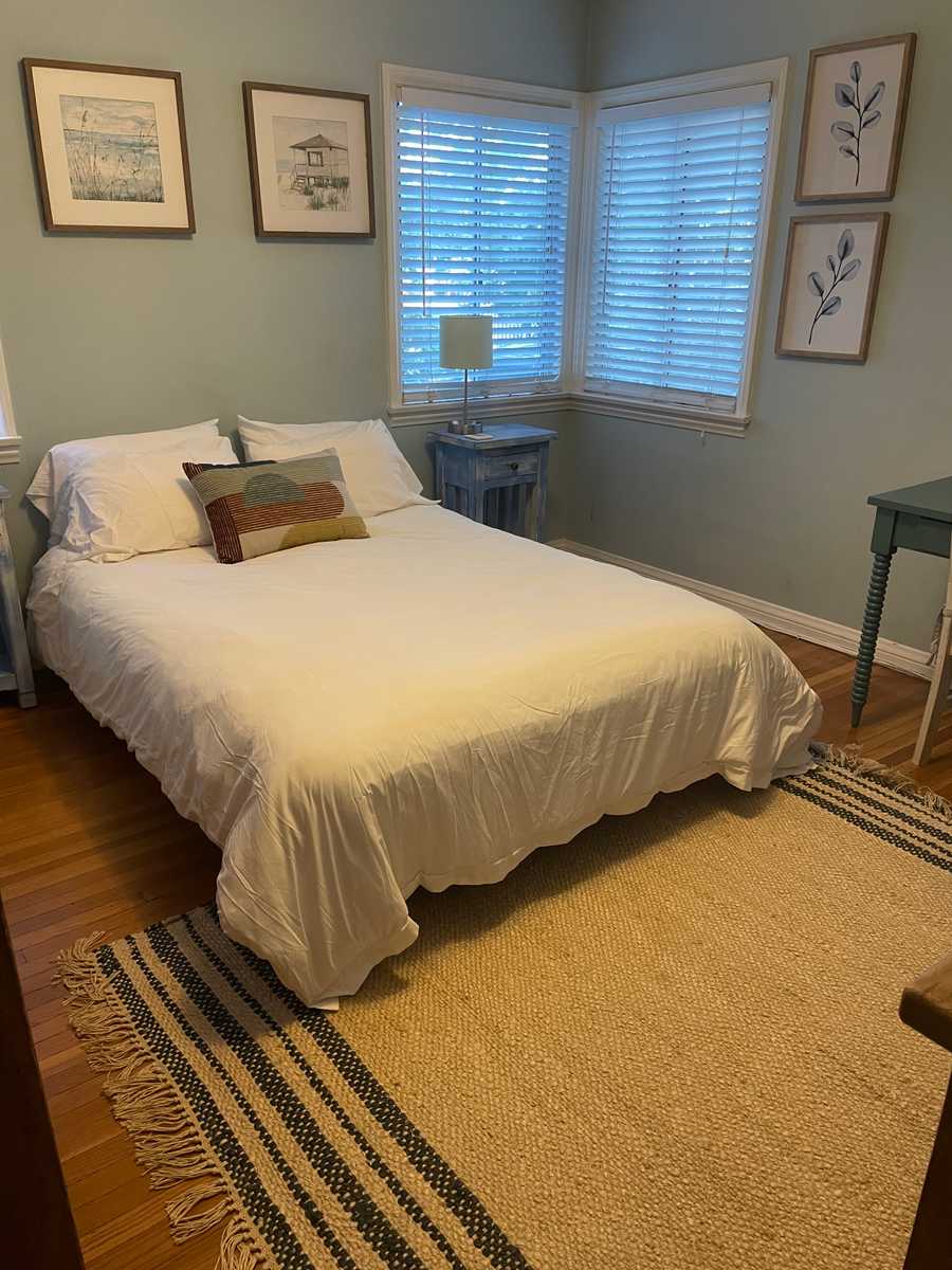 Beautiful Bedrooms minutes from Universal Studios