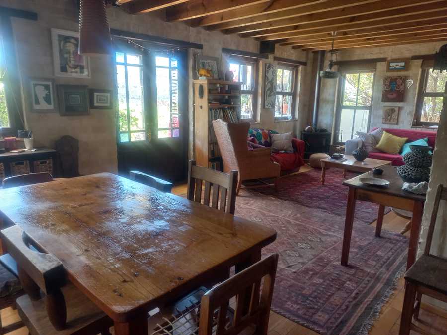 Quiet, quaint, artists 2 bedroom home, close to beaches and mountain walks.