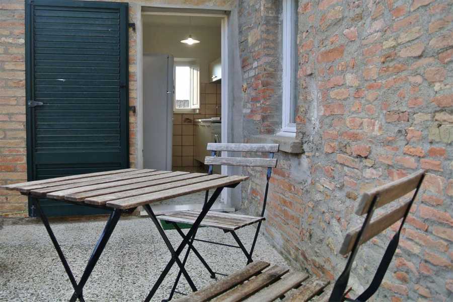 CASA LINO: third floor apartment with small terrace 