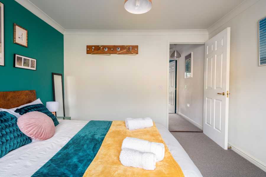 Eclectic Double in Arty Vegan Townhouse with Garden