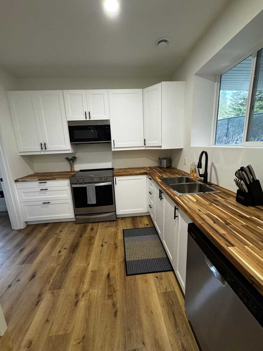 Bright Bachelor Suite by Dog Park, Lake & Trails