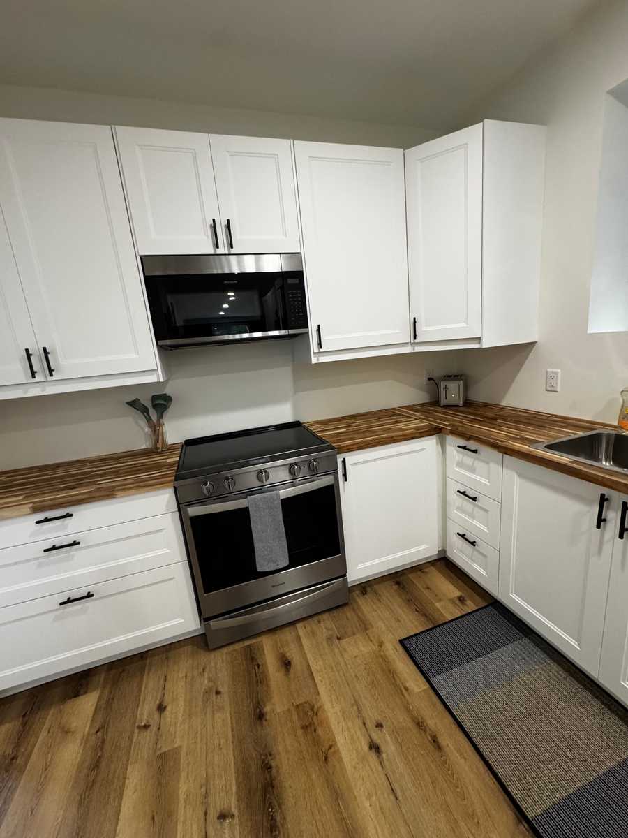 Bright Bachelor Suite by Dog Park, Lake & Trails