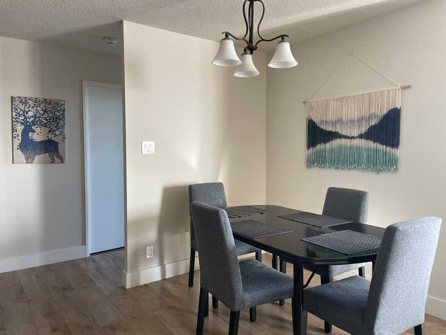 Spacious with a lot of natural light; easy access to public transit (Line 5).