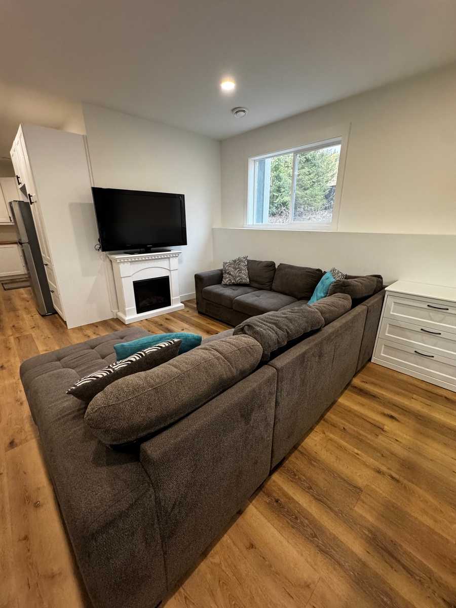 Bright Bachelor Suite by Dog Park, Lake & Trails