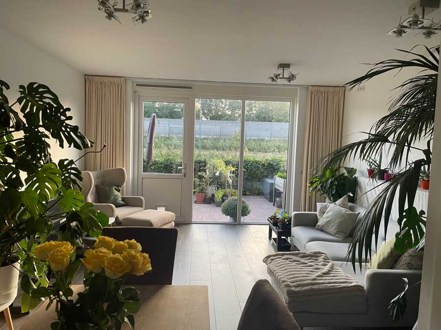 Comfy spacious whole house close to the train. Long term stayer, January-March!