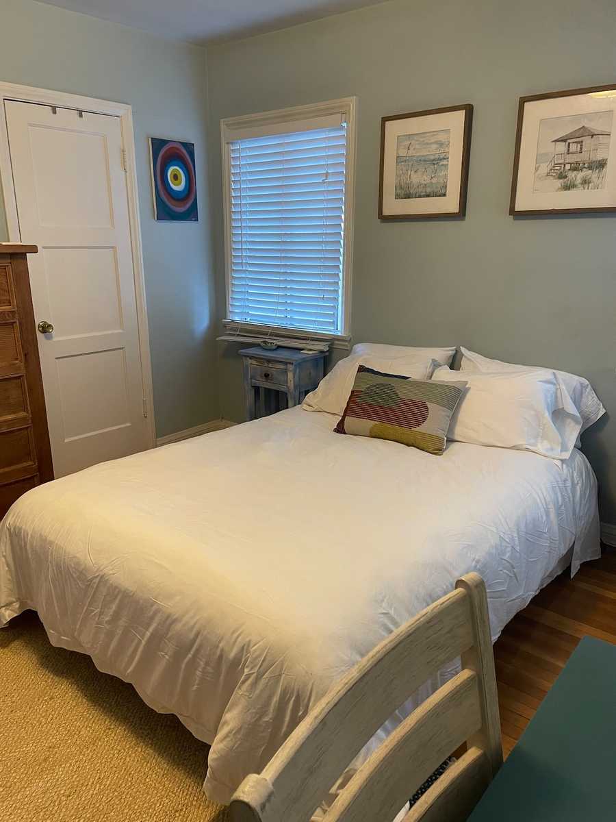 Beautiful Bedrooms minutes from Universal Studios