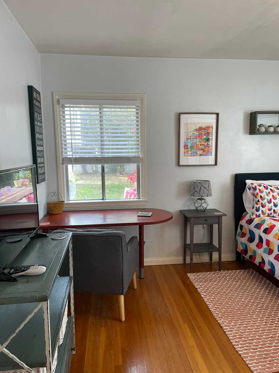 Beautiful Bedrooms minutes from Universal Studios