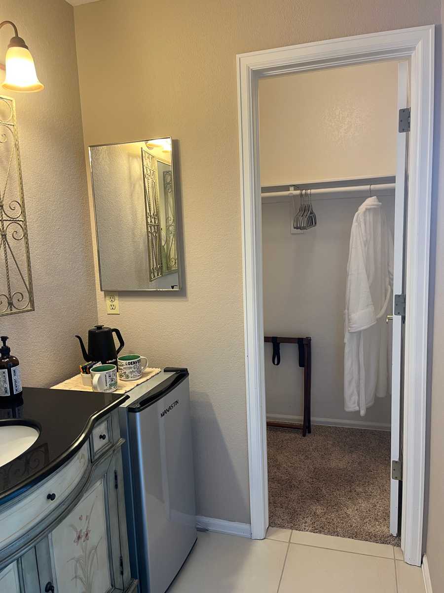 Bed & Bath in Quiet Suburb South of Denver. Vegan Home. Must Love Dogs