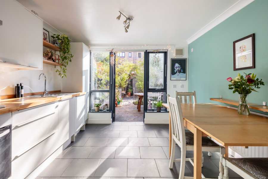 Eclectic Double in Arty Vegan Townhouse with Garden