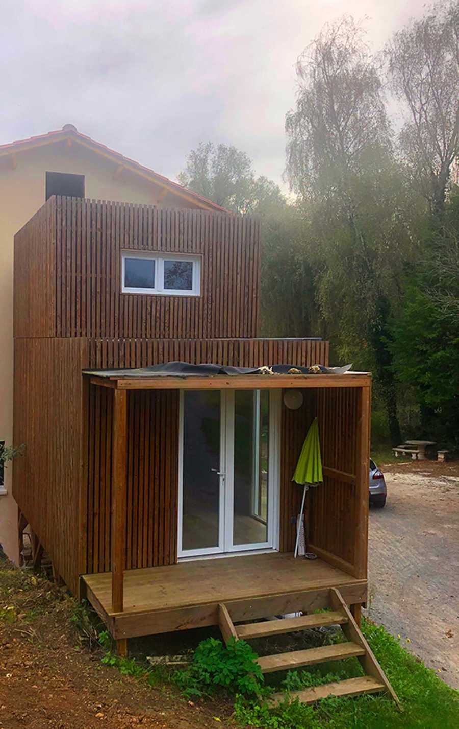 Tiny house, two rooms including kitchen. Suitable for two, single bed available 