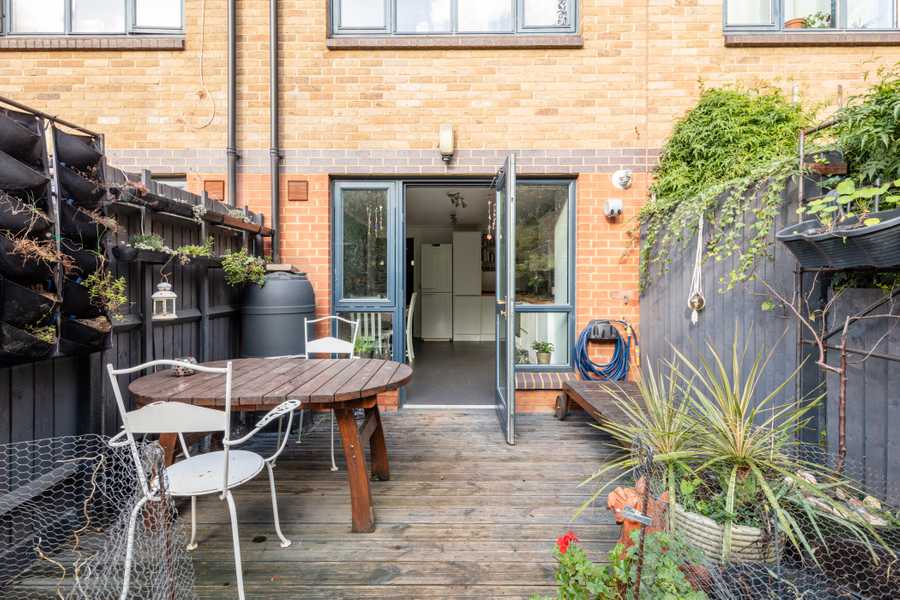 Arty 1 bedroom townhouse with garden