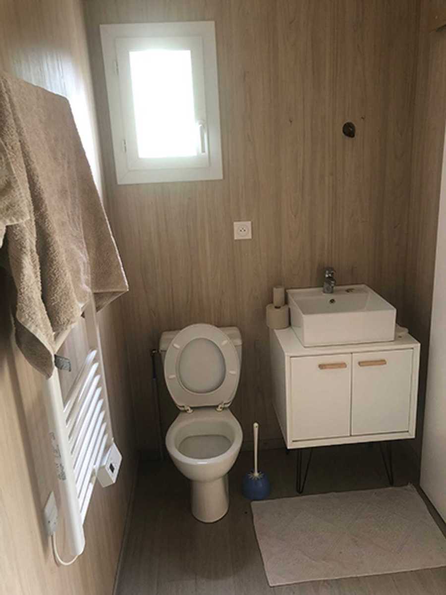 Tiny house, two rooms including kitchen. Suitable for two, single bed available 