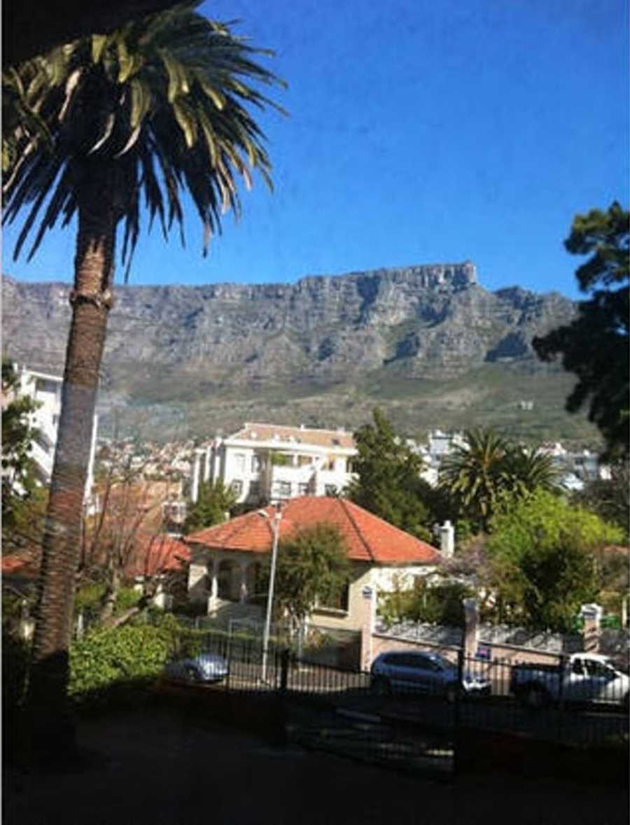 Art Deco apartment facing Table Mountain