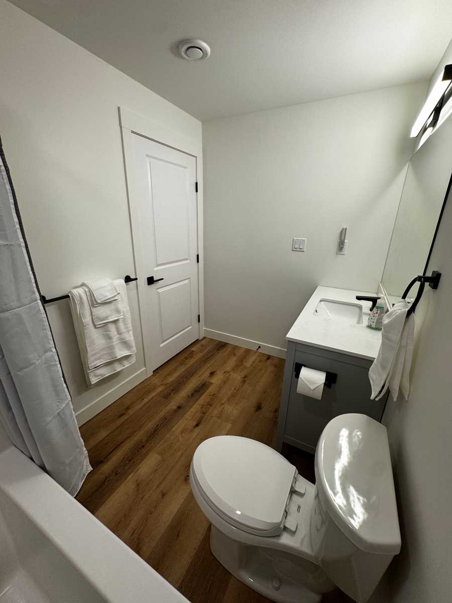 Bright Bachelor Suite by Dog Park, Lake & Trails