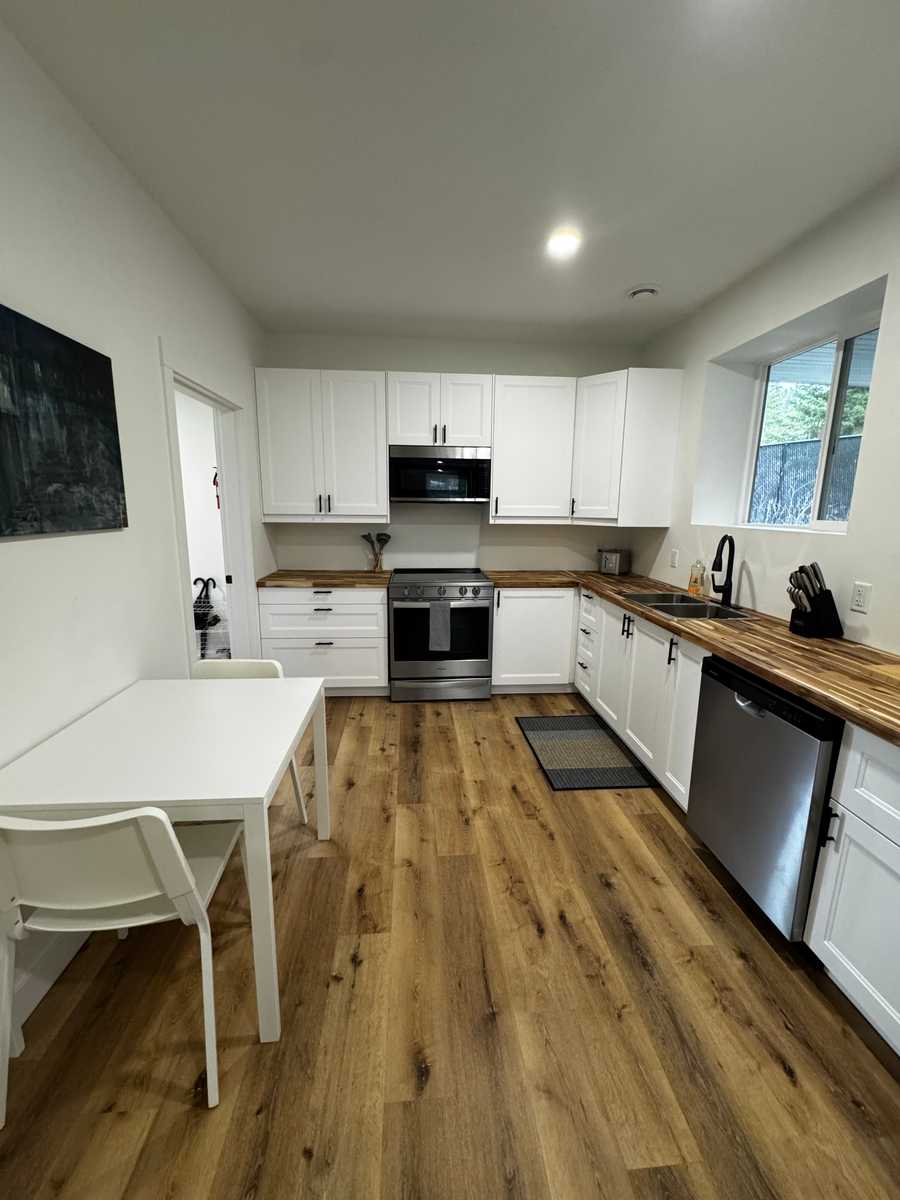 Bright Bachelor Suite by Dog Park, Lake & Trails