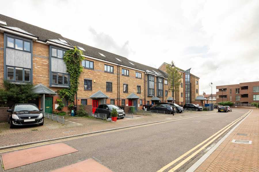 Arty 1 bedroom townhouse with garden