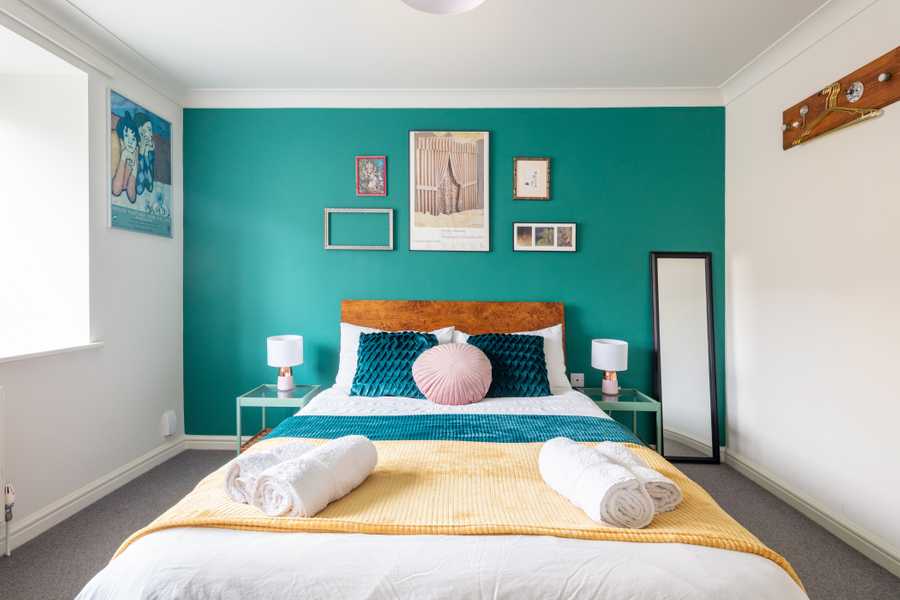 Arty 1 bedroom townhouse with garden