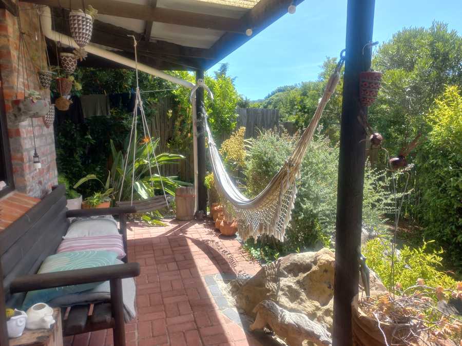 Quiet, quaint, artists 2 bedroom home, close to beaches and mountain walks.