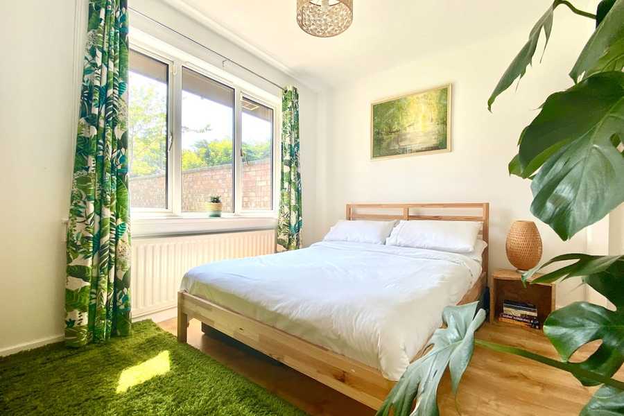 Sunny bungalow with private garden, close to city