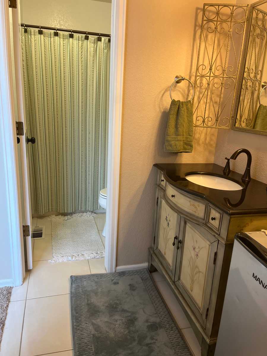 Bed & Bath in Quiet Suburb South of Denver. Vegan Home. Must Love Dogs