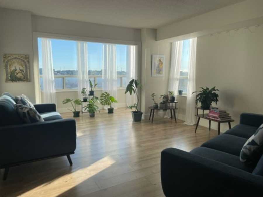 Spacious with a lot of natural light; easy access to public transit (Line 5).