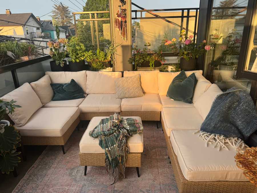 Beautiful & Clean Kits gem! HUGE patio!