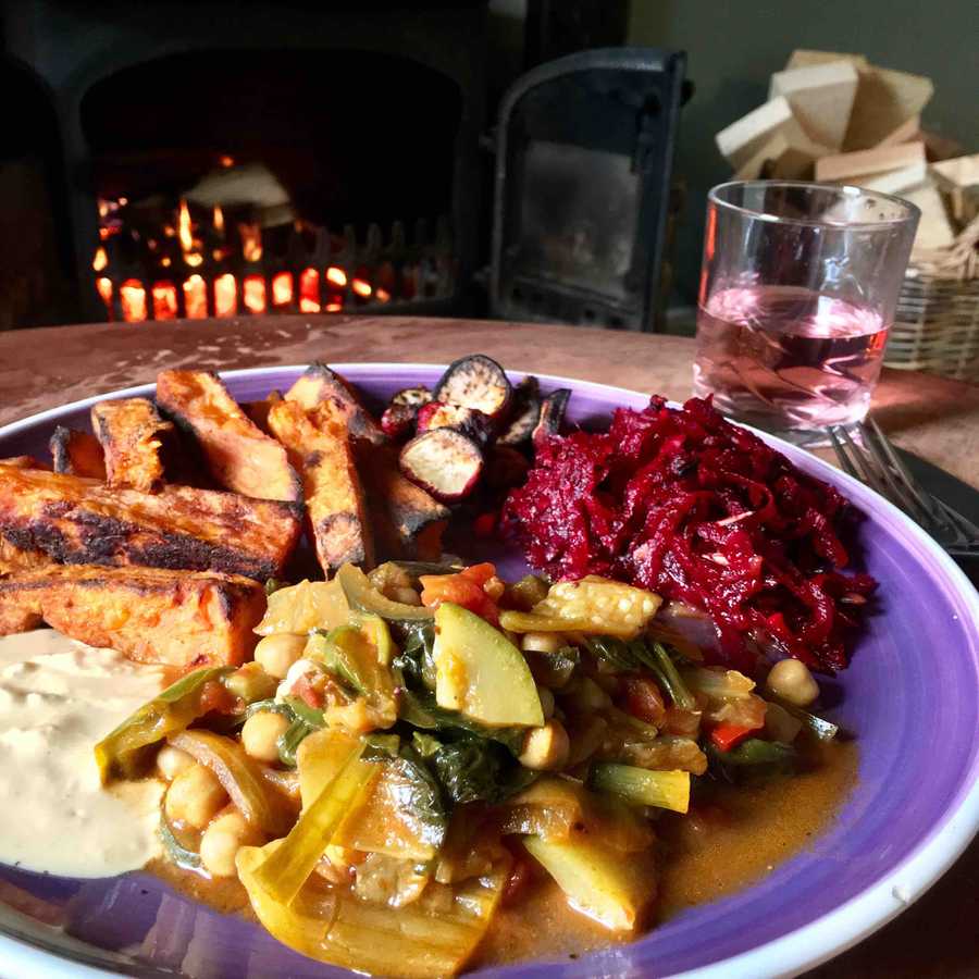 Magical 18th thatched cottage with stunning views, amazing vegan meals & hot tub