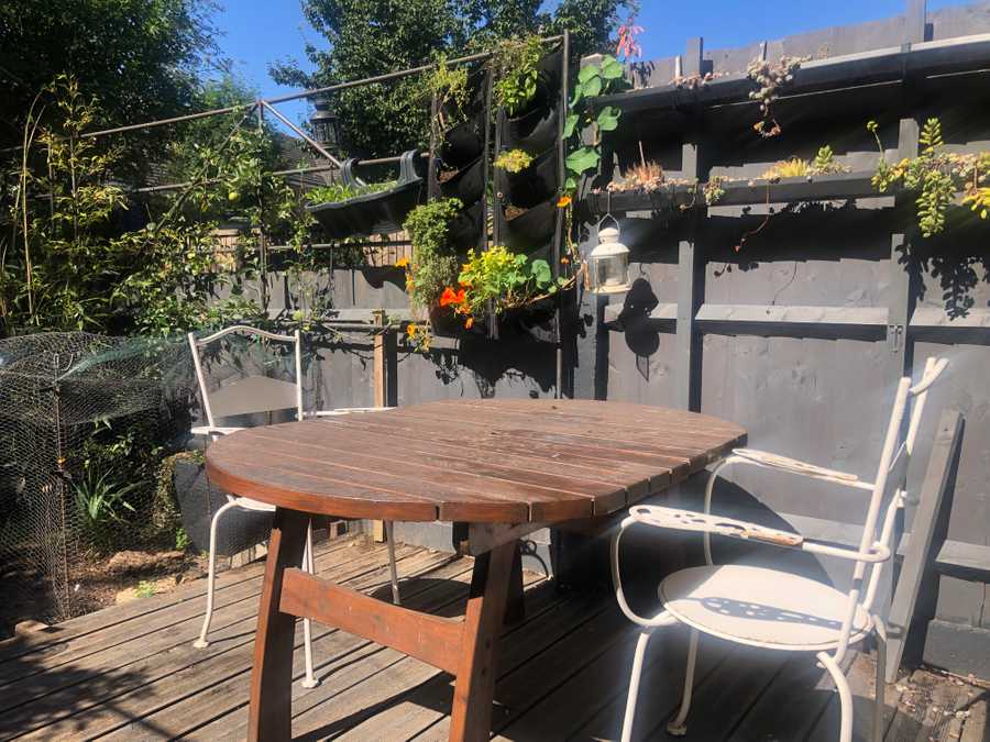 Arty 1 bedroom townhouse with garden