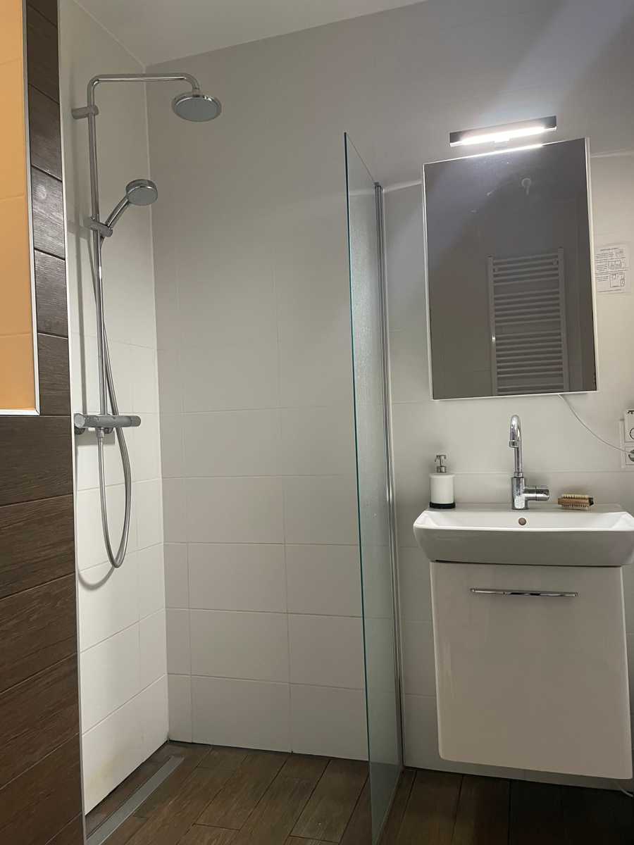Comfy spacious whole house close to the train. Long term stayer, January-March!