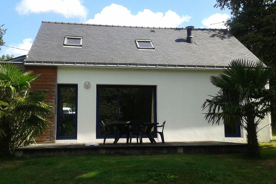 Private room in a very quiet area close to Vannes and beaches.