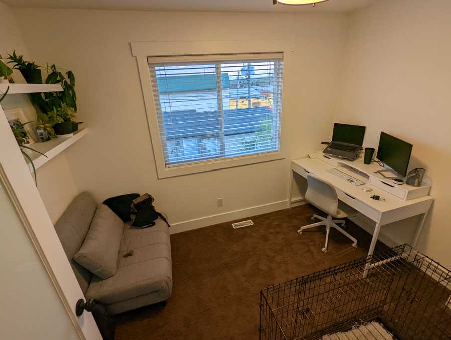 Free cozy bedroom close to downtown, easily accessible by public transport.