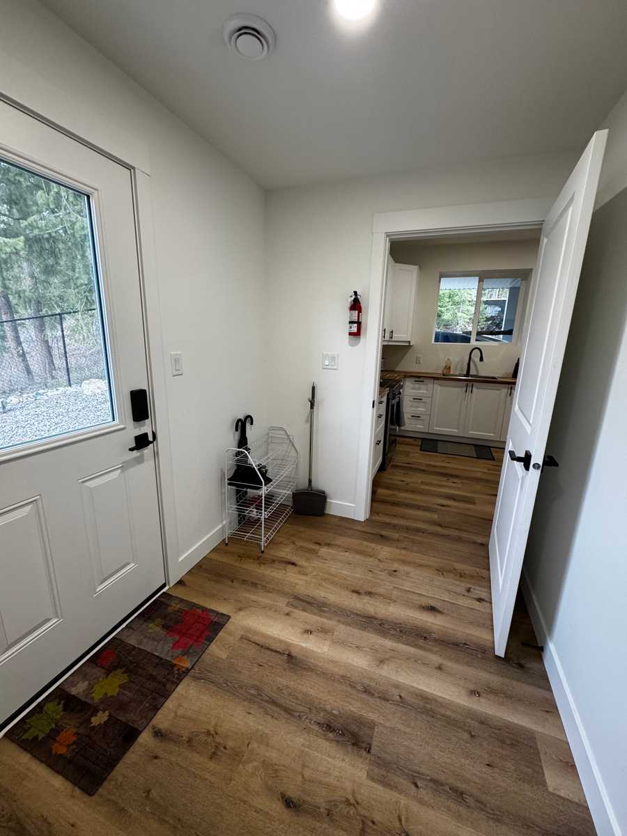 Bright Bachelor Suite by Dog Park, Lake & Trails