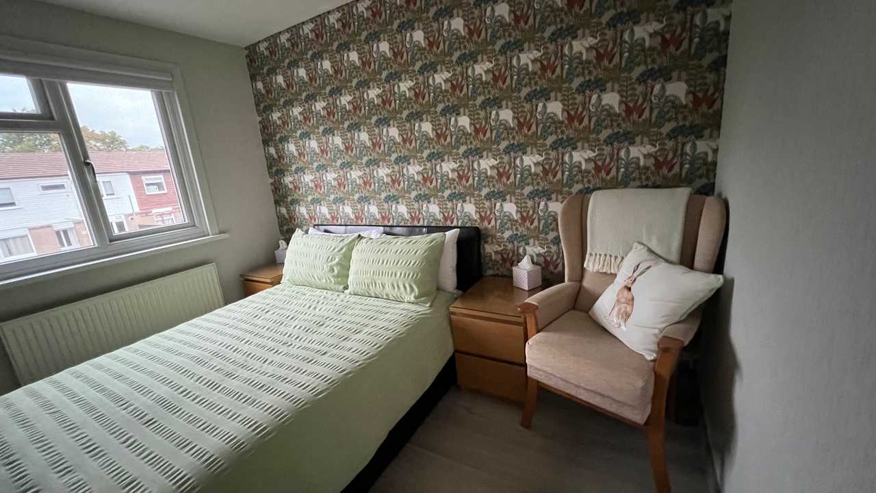 Easy access to City Centre & UHW Heath Hospital