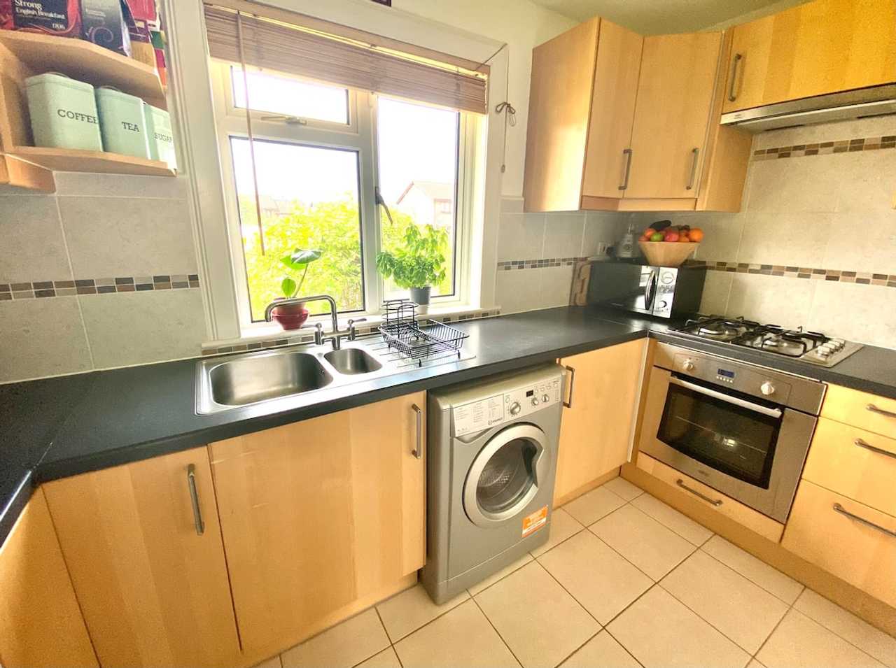 Sunny bungalow with private garden, close to city