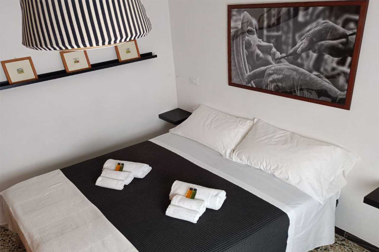 CASA LINO: third floor apartment with small terrace 