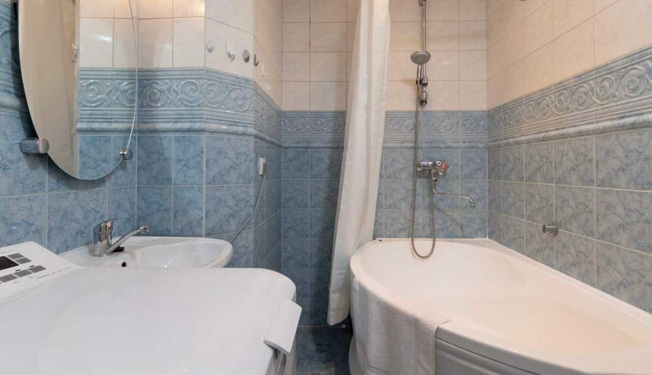 Sunny, spacious 3 bedroom apartment 1,6km from Old Town, seaside walking areas.