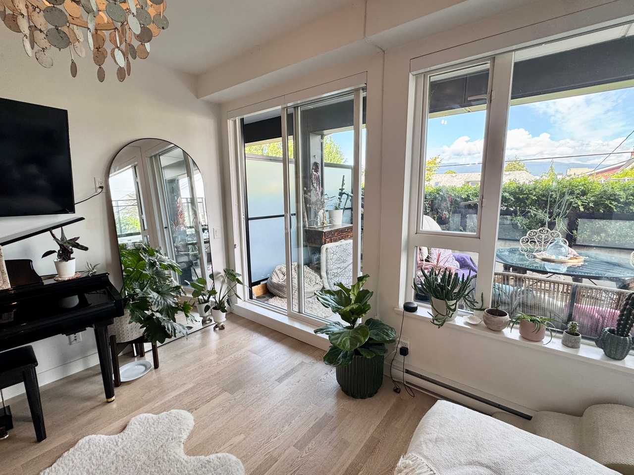 Beautiful & Clean Kits gem! HUGE patio!