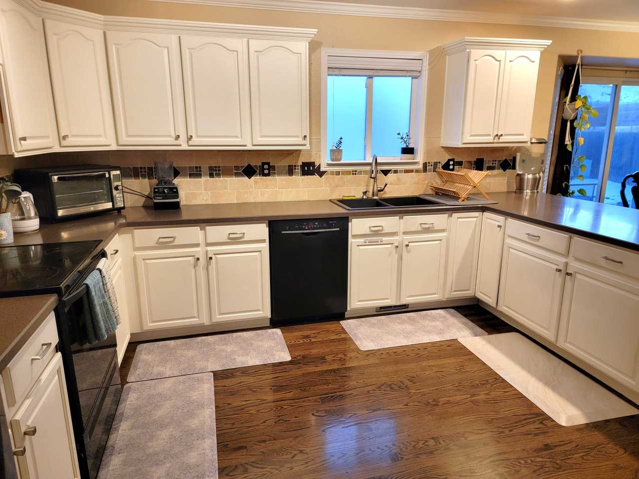 SUNNY, SPACIOUS HOME IN FRIENDLY THORNTON!