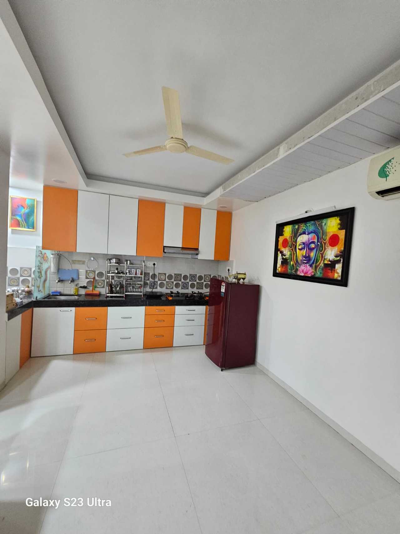 Seafacing flat with stunning views ,spacious comfortabl living area & amenities