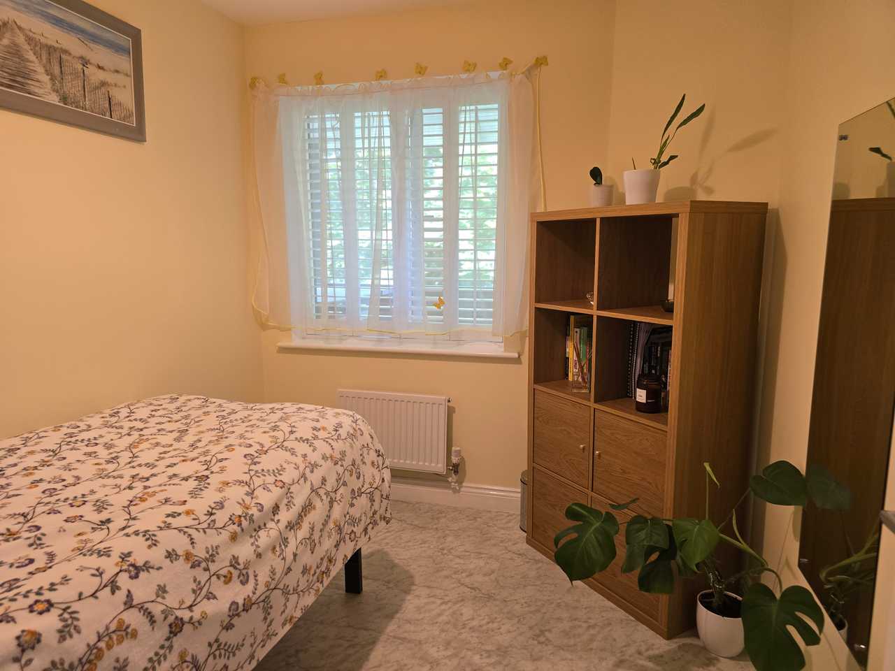 Small bedroom with a good mattress 