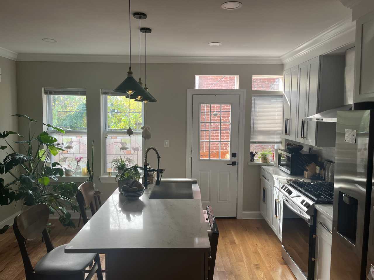 Sunny private room in a vegan West Philadelphia home