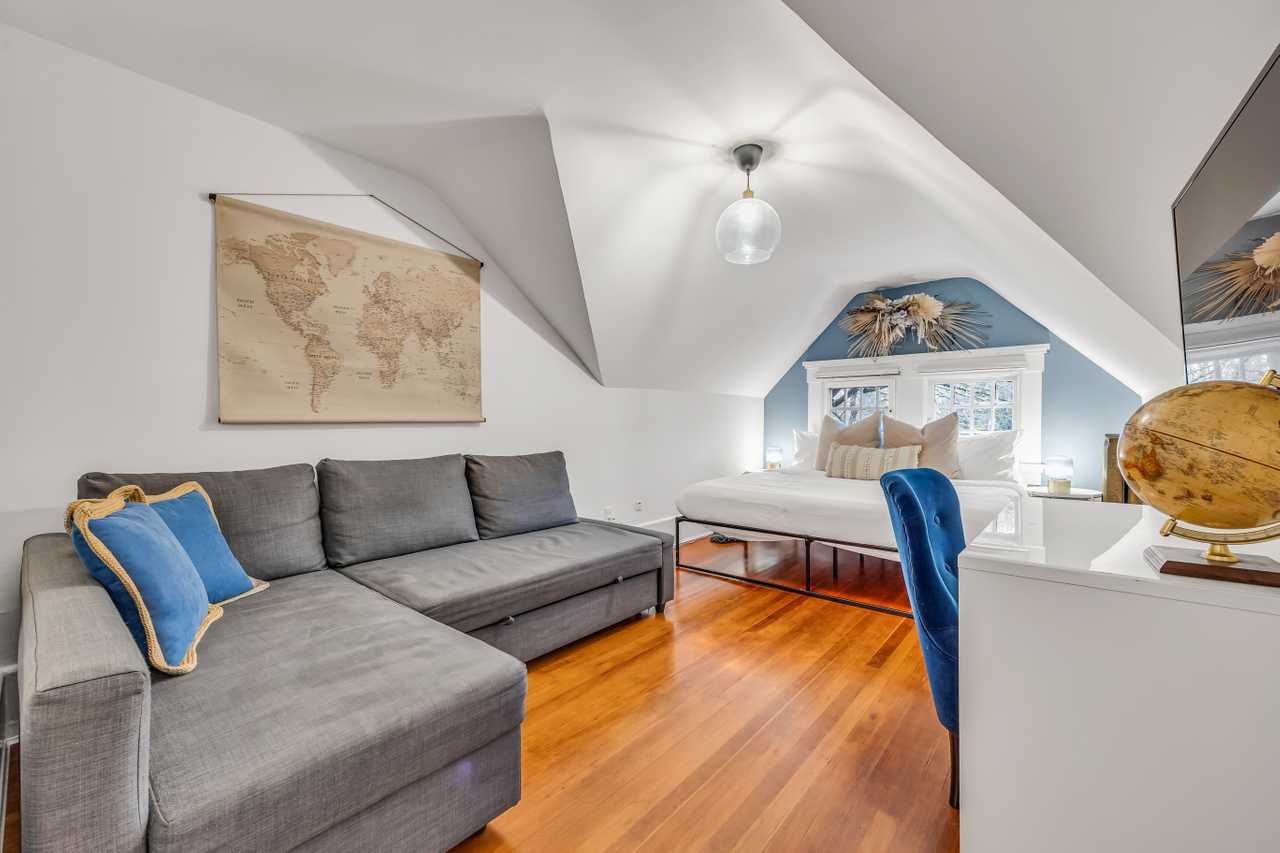 *NEW* Beautiful PENTHOUSE in converted Mansion! Sleeps 8!